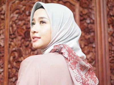 Foto: 10 Hijab Scarf Motif Buatan Laudya C. Bella Hingga Shireen Sungkar