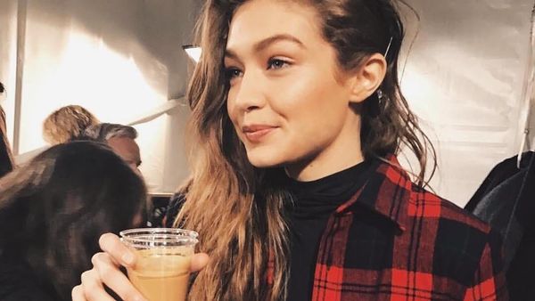 10 Potret Cantik Gigi Hadid Saat Menikmati Makanan Favorit