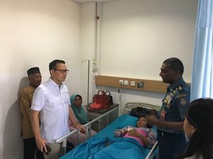 Jenguk Korban Selasar BEI Ambruk, Cagub Sumsel Ajak Ortu Korban