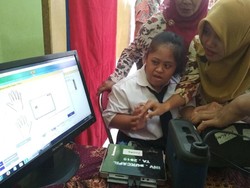 Dispendukcapil Trenggalek Fasilitasi Siswa SLB Membuat e-KTP