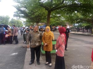 Khofifah Masih Dampingi Jokowi Bagi-bagi Kartu Sakti di Banjar Khofifah Masih Dampingi Jokowi Bagi-bagi Kartu Sakti di Banjar