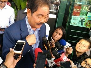 Rektor Sambangi RS Siloam, Cek Mahasiswa Korban Selasar BEI Ambruk Rektor Sambangi RS Siloam, Cek Mahasiswa Korban Selasar BEI Ambruk