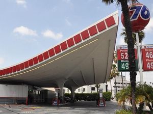 Ini Alasan Kenapa Bau Bensin Enak!