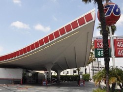 Ini Alasan Kenapa Bau Bensin Enak!