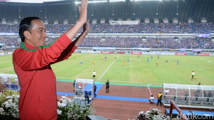 Joko Widodo saat hadir di pembukaan Piala Presiden 2018 di Bandung. (Foto: Bagus Prihantoro Nugroho/detikcom) Joko Widodo saat hadir di pembukaan Piala Presiden 2018 di Bandung. (Foto: Bagus Prihantoro Nugroho/detikcom)