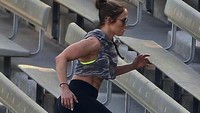 Dalam sebuah kesempatan Jenifer Lopez pernah bernyanyi memakai jersey putih Real Madrid. Dia juga terlihat punya hubungan baik dengan Cristiano Ronaldo dan Sergio Ramos. (Instagram/jlo)