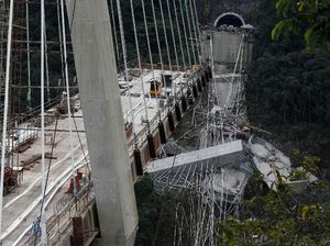 Penampakan Jembatan Ambruk di Kolombia yang Tewaskan 9 Orang Penampakan Jembatan Ambruk di Kolombia yang Tewaskan 9 Orang