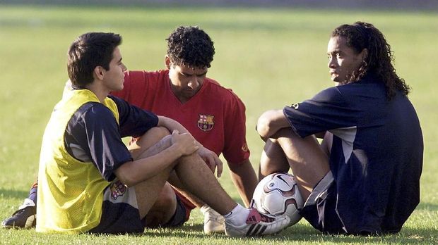 Frank Rijkaard (C), entrenador del F.C Barcelona, habla con eljugador brasileÒo Ronaldinho (D) y el argentino Javier Saviola, durante un entrenamiento el 15 de setiembre de 2003 en Barcelona, EspaÒa.        AFP PHOTO/Francesc ADELANTADO/MM          SPAIN OUT / AFP PHOTO / MM / FRANCESC ADELANTADO