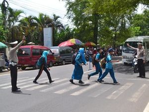 Sekolah Ini Ada di Jalan Nasional, Tapi Nihil Rambu Penyeberangan