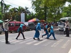 Sekolah Ini Ada di Jalan Nasional, Tapi Nihil Rambu Penyeberangan