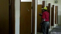 Beberapa petugas juga mengecek kamar ganti.