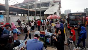 Foto: PKL Kembali Sesaki Trotoar Stasiun Tanah Abang
