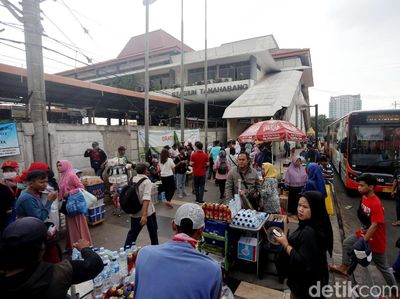 Foto: PKL Kembali Sesaki Trotoar Stasiun Tanah Abang