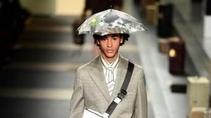 Foto: Tren Pakai Payung Topi dari Fashion Show Fendi