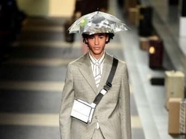 Foto: Tren Pakai Payung Topi dari Fashion Show Fendi