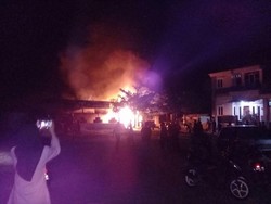 Kebakaran Hanguskan Dua Warung dan Satu Rumah di Lamongan