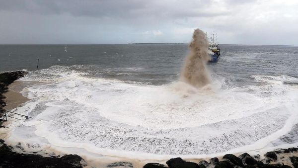 Foto: Saat Kapal Keruk Prancis Semburkan Pasir untuk Cegah Abrasi