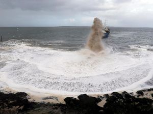 Foto: Saat Kapal Keruk Prancis Semburkan Pasir untuk Cegah Abrasi