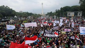 Aksi Demo Nelayan Tolak Larangan Cantrang di Depan Istana
