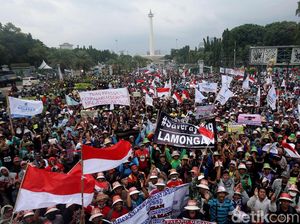 Aksi Demo Nelayan Tolak Larangan Cantrang di Depan Istana