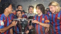 Ronaldinho merasakan dua kali mengangkat trofi La Liga yang terjadi pada musim 2004–05 dan 2005–06. Selain itu, dia juga merasakan dua kali juara Piala Super Spanyol. (Lluis Gene/AFP)