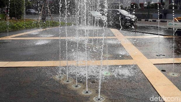 Taman Jati Asih di Kota Bekasi dilengkapi dengan air mancur, Rabu (17/2/1018). Air mancur itu menyemburkan air 24 jam nonstop.