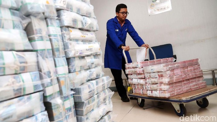 Utang Pemerintah Nyaris Rp 4.000 Triliun Utang Luar Negeri Indonesia TerkendaliPetugas menata tumpukkan duit di Cash Center Bank Mandiri, Jakarta, Rabu (17/1). Bank Indonesia menyatakan kemajuan Utang Luar Negeri (ULN) sebesar 347,3 miliar dolar Amerika pada November 2017 tetap terkendali, hal tersebut tercermin dari rasio ULN kepada Produk Domestik Bruto final November 2017 yang tercatat stabil di kisaran 34 persen.