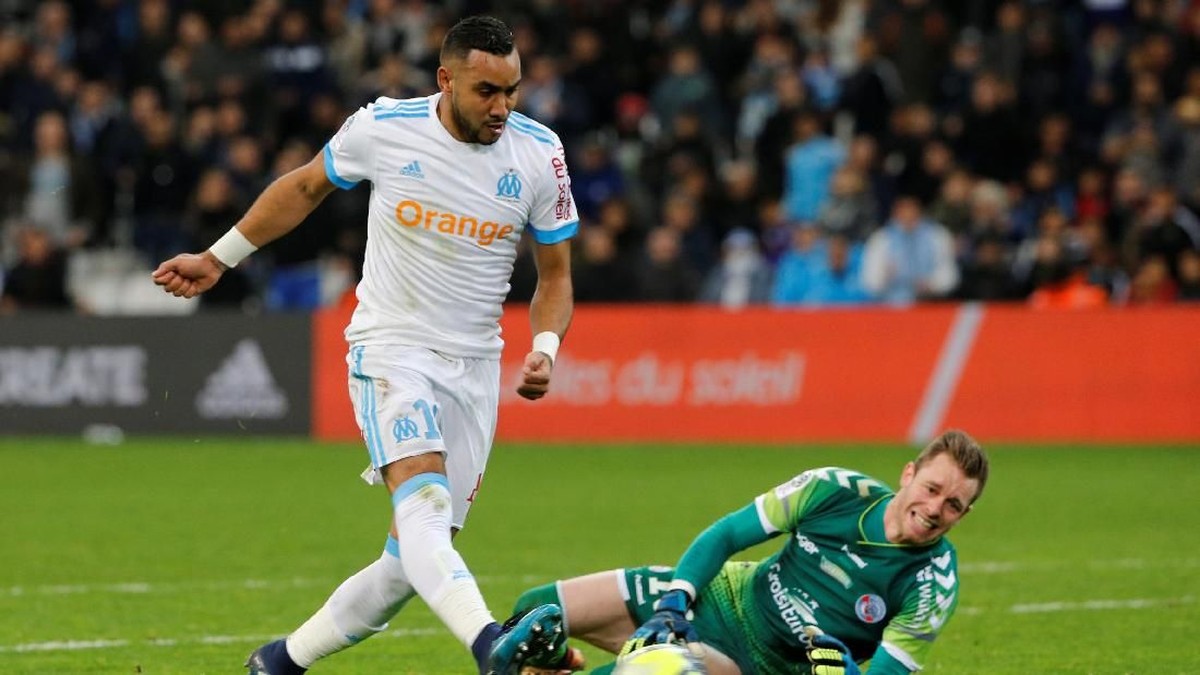 Dimitri Payet mencetak gol sekaligus bikin kiper lawan cedera (Foto: Jean-Paul Pelissier/REUTERS)