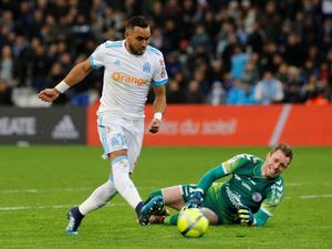 Aksi Dimitri Payet: Cetak Gol Sekaligus Bikin Kiper Lawan Cedera