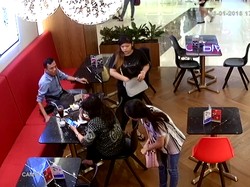 Polisi Cek CCTV Komplotan Copet Beraksi Saat Pengunjung Mal Main HP