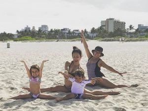 Lihat, Bun, Ibu dan Anak Ini Berani Banget Lakukan Pose Ekstrem