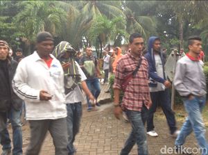 Polisi Sterilkan Gedung Eks TPI yang Diduduki Sekelompok Massa