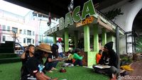 Nyamannya Taman Baca di Kolong Flyover Ciputat