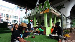 Nyamannya Taman Baca di Kolong Flyover Ciputat
