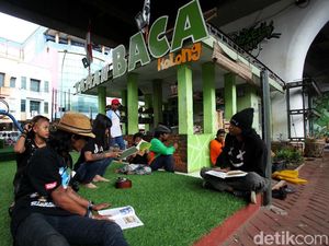 Nyamannya Taman Baca di Kolong Flyover Ciputat Nyamannya Taman Baca di Kolong Flyover Ciputat