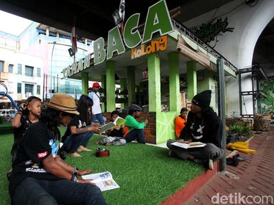 Nyamannya Taman Baca di Kolong Flyover Ciputat