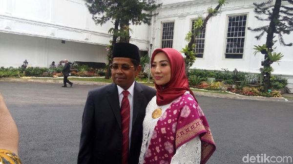 Senyum Manis Istri Idrus Saat Dampingi Sang Suami Jadi Mensos