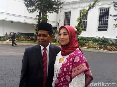 Senyum Manis Istri Idrus Saat Dampingi Sang Suami Jadi Mensos