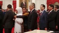 Akrab Banget, Susi Peluk Khofifah di Acara Pelantikan Mensos