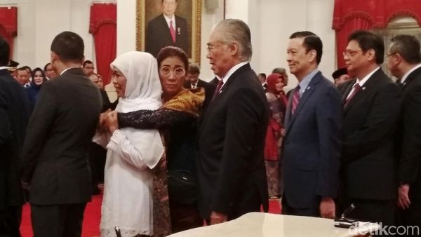 Akrab Banget, Susi Peluk Khofifah di Acara Pelantikan Mensos
