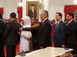 Unggah Foto Dipeluk Susi, Khofifah Pamitan dari Kabinet Kerja