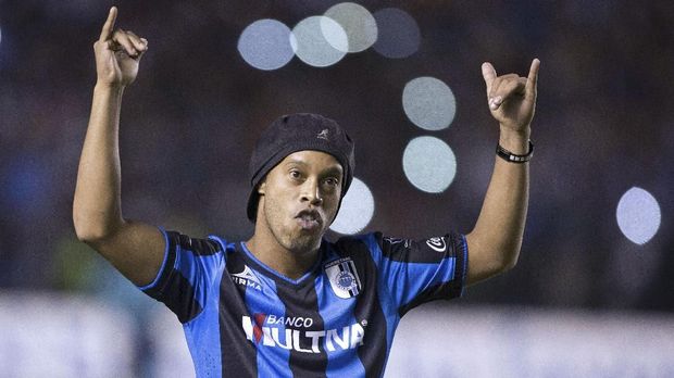 Queretaro's new footballer Ronaldo de Assis, better known as Ronaldinho, is introduced to the fans at The Corregidora Stadium, during the Mexican Apertura football tournament match against Puebla, in Queretaro, Mexico, on September 12, 2014. AFP PHOTO/ VICTOR STRAFFON / AFP PHOTO / VICTOR STRAFFON