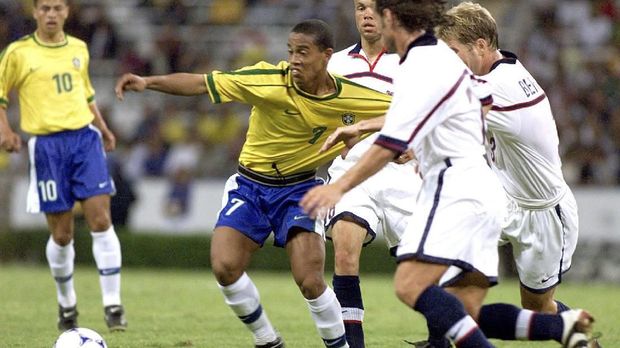 Ronaldinho (C) of Brazil is held by US players during their match 28 July 1999 in Guadalajara.  Ronaldinho(C), goleador de la seleccion brasilera, es detenido por jugadores de la seleccion de Estados Unidos en la fase final del partido jugado entre ambas selecciones en Guadalajara, Mexico, 28 de julio de 1999, por la Copa FIFA Confederaciones. Brasil gano 2-0.    (ELECTRONIC IMAGE)    AFP PHOTO/JORGE SILVA / AFP PHOTO / JORGE SILVA