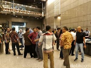 Pasca Selasar Ambruk, Pegawai BEI Ngantor Naik Lift Barang