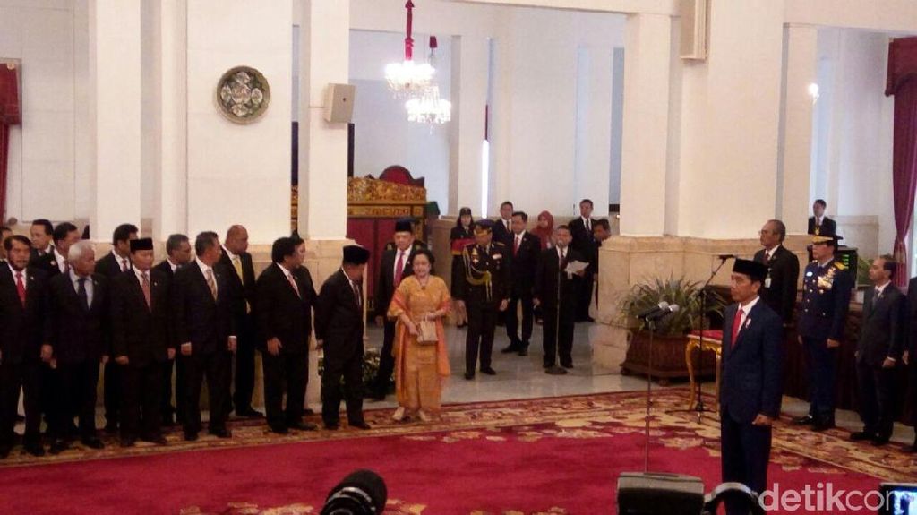 Detik-detik Jokowi Lantik Menteri Baru di Istana