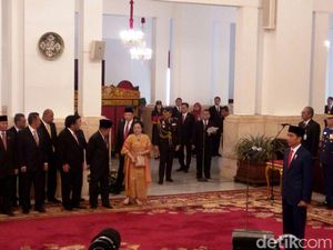 Detik-detik Jokowi Lantik Menteri Baru di Istana