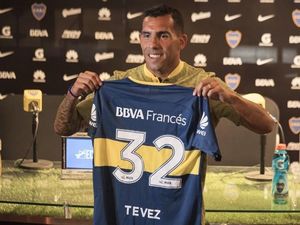 Carlos Tevez Cedera Saat Main Bola... di Penjara