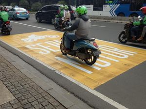 Pemotor di Thamrin yang Tak Lewat Jalur Khusus akan Ditilang Pemotor di Thamrin yang Tak Lewat Jalur Khusus akan Ditilang