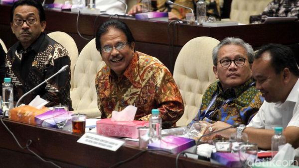 Menteri Agraria dan Komisi II Bahas RUU Pertanahan