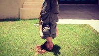 Soal olahraga, Bonya juga jago. Di bisa salah satu gerakan yoga, headstand. (Foto: dok. Instagram)